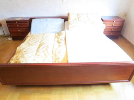 Mahagóni farnciaágy 190 x 180 cm (matracokkal), éjjeli szekrények 60 x 40 cm (800 Ron)/ Elkelt